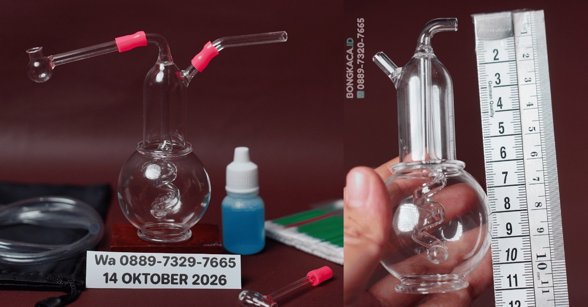 Tampilan produk Bong Midnight & Cangklong Kaca berukuran tinggi 11 cm dengan bentuk kendi minimalis yang transparan, memperlihatkan satu filter meliuk artistik di bagian tengah.