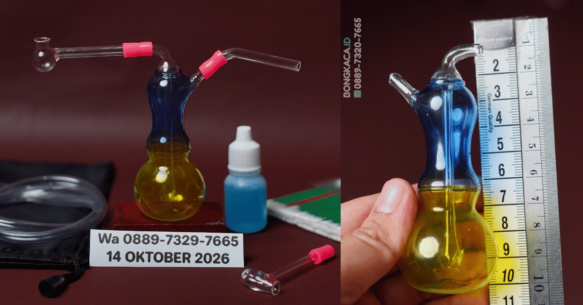 Tampak visual Bong Cosmic Freak & Cangklong Kaca setinggi 9 cm dengan perpaduan kontras warna biru di atas dan kuning di bawah serta lekukan tengah yang ergonomis.