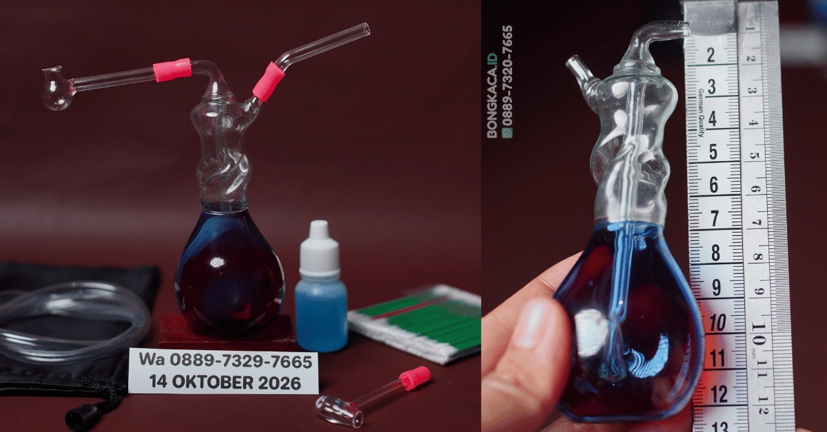 Close-up produk Bong Roundhouse & Cangklong Kaca setinggi 12 cm, menyoroti transisi warna gradasi biru ke ungu di bagian bawah kendi serta detail filter internalnya.