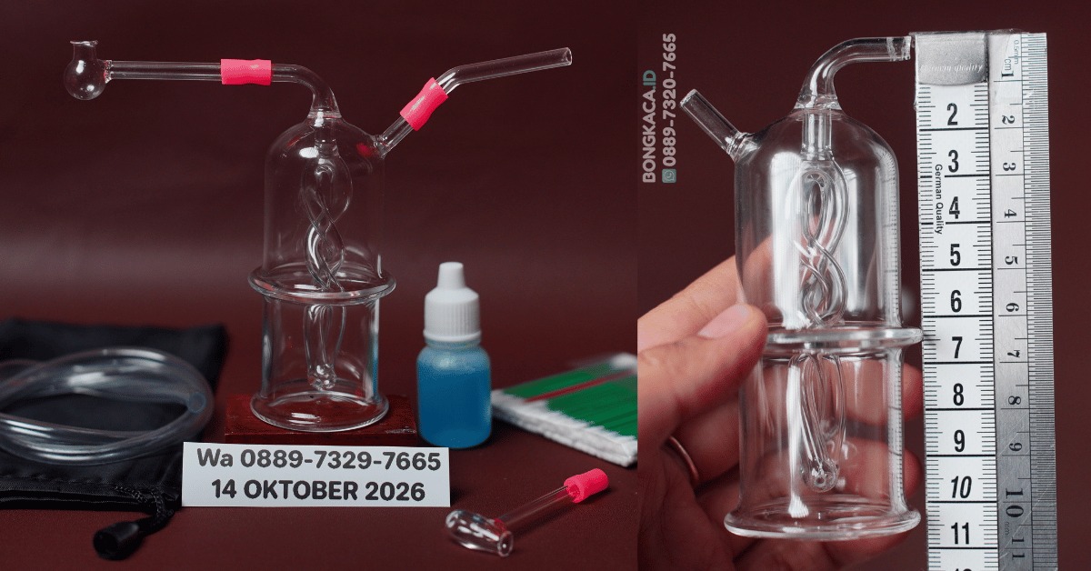 Tampilan dekat produk Bong Minibar & Cangklong Kaca berukuran tinggi 10.5 cm, memperlihatkan struktur tabung transparan dengan kombinasi satu ulir dan dua filter meliuk di bagian interiornya.