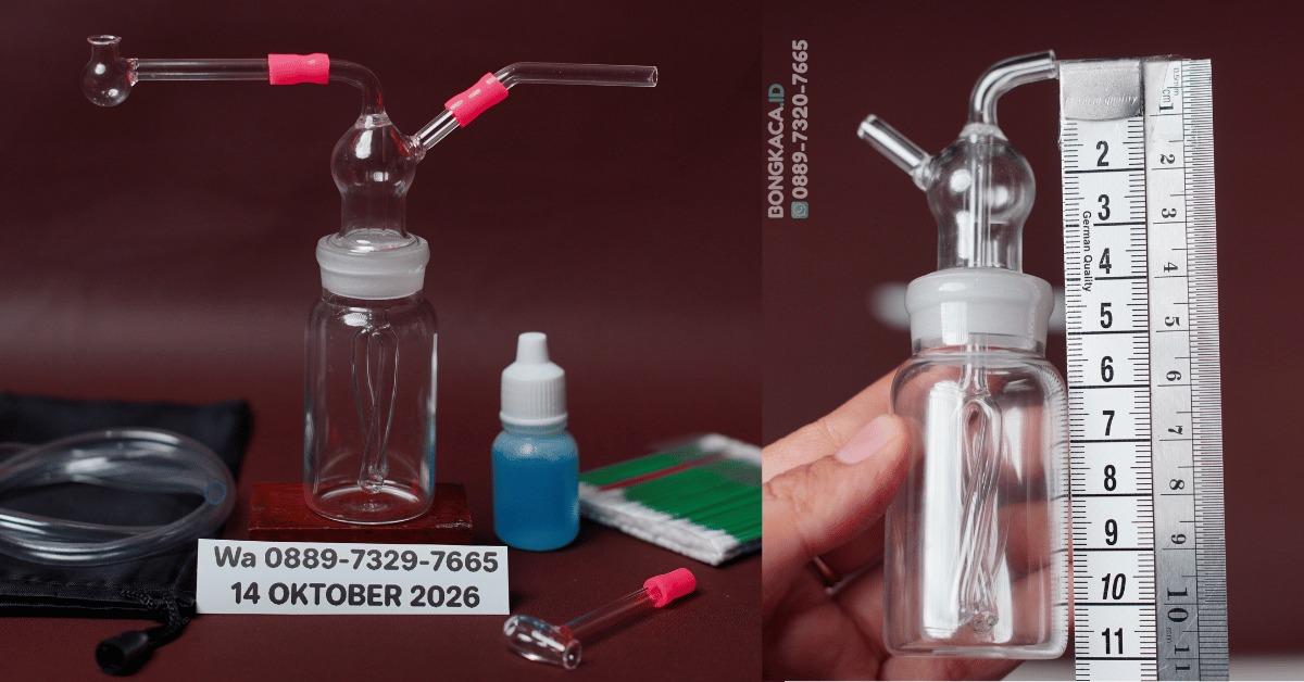 Foto produk Bong After Hours & Cangklong Kaca berdesain tabung simpel setinggi 11 cm, menampakkan dua filter meliuk artistik di bagian interiornya.