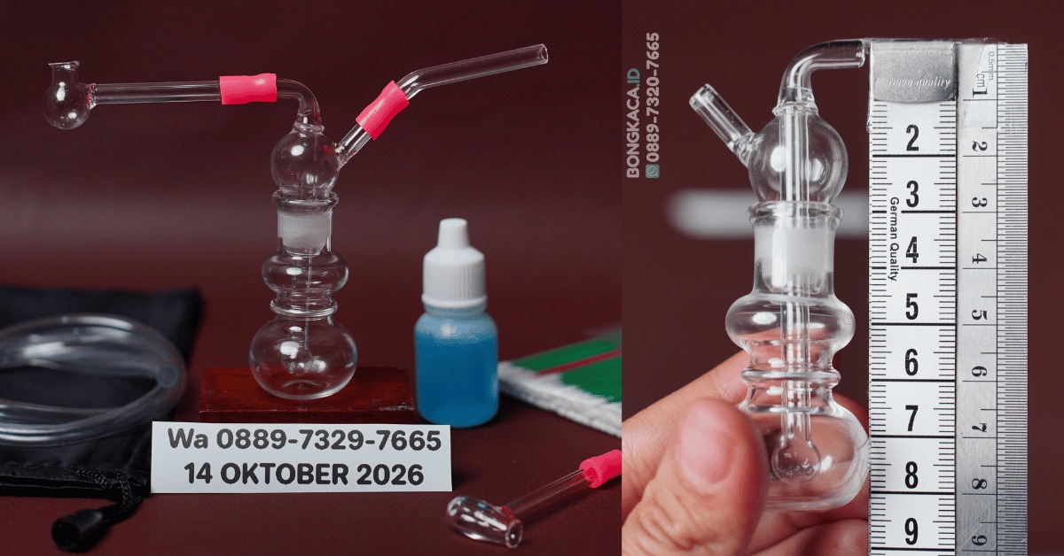 Ilustrasi produk Bong Mini Double Drop & Cangklong Kaca setinggi 8 cm yang sangat ringkas, menampilkan dua kendi mini dan satu filter di dalam bodi kaca.