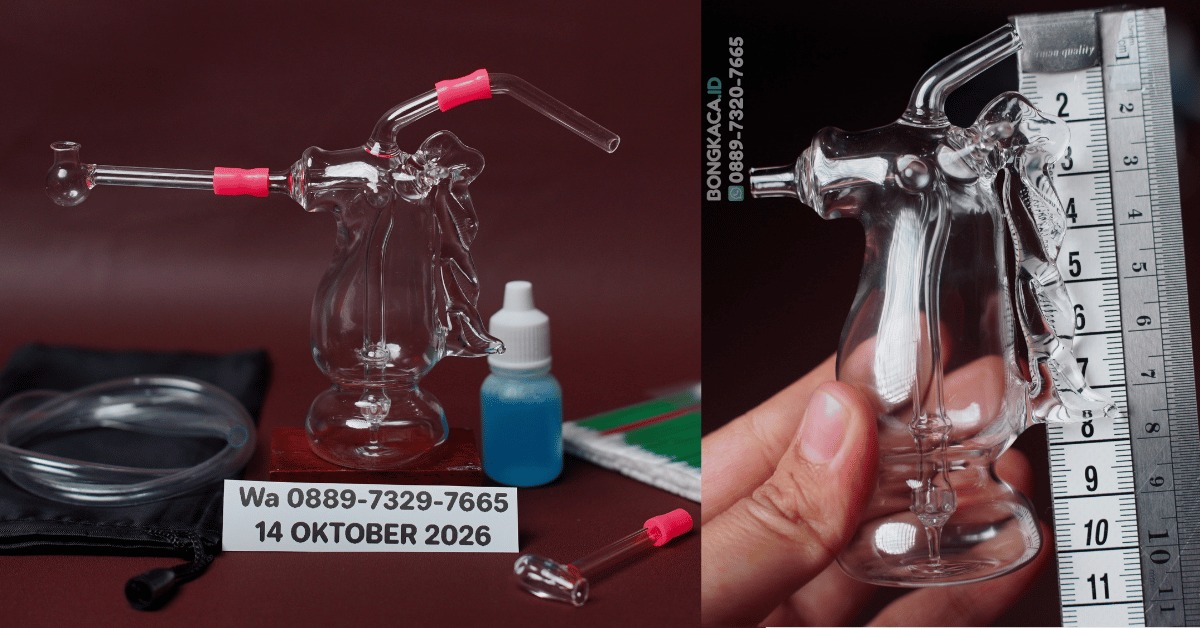 Detail produk Bong Seahorses & Cangklong Kaca setinggi 10 cm, memperlihatkan keindahan pengerjaan kaca Pyrex bermotif karakter kuda laut dengan kelengkapan saluran internal yang rapi.