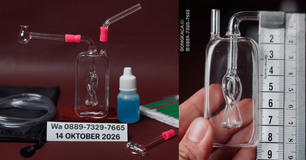 Tampilan dekat produk Bong Cube & Cangklong Kaca setinggi 8 cm berdesain bodi kotak presisi transparan, menampilkan dua filter meliuk artistik di bagian tengah ruang kaca.
