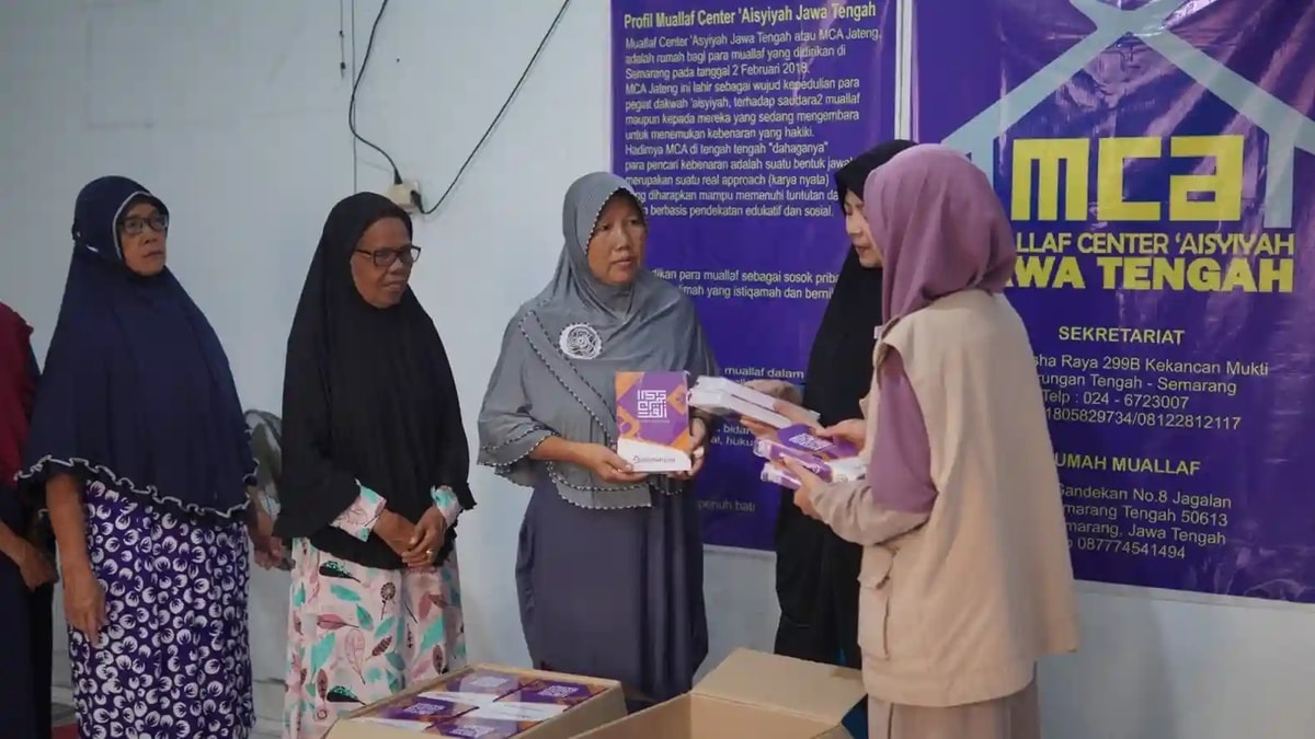 Serah terima wakaf al quran kepada para mualaf