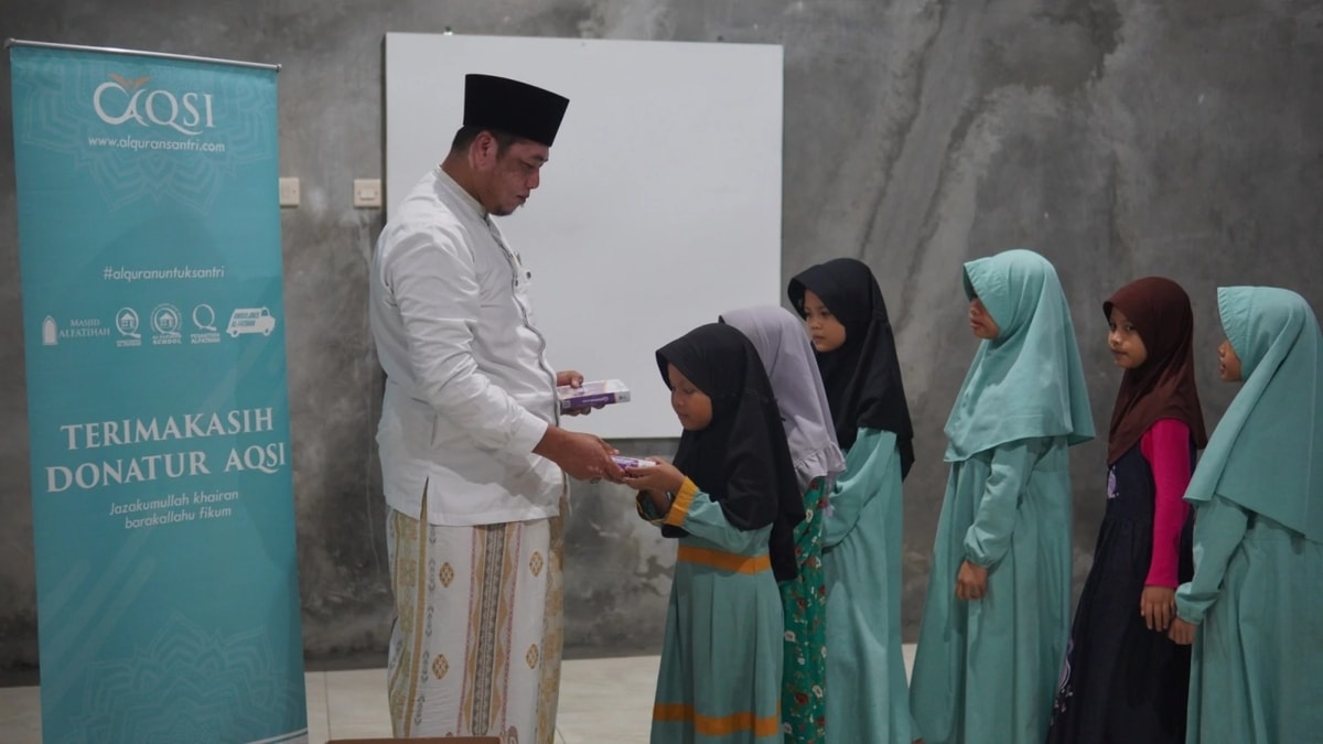 Pembagian wakaf al quran untuk santri