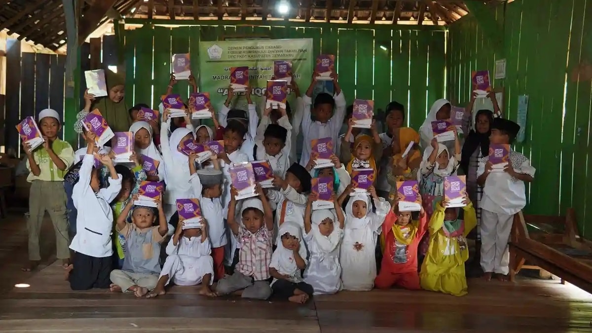 potret santri pelosok setelah menerima wakaf al quran