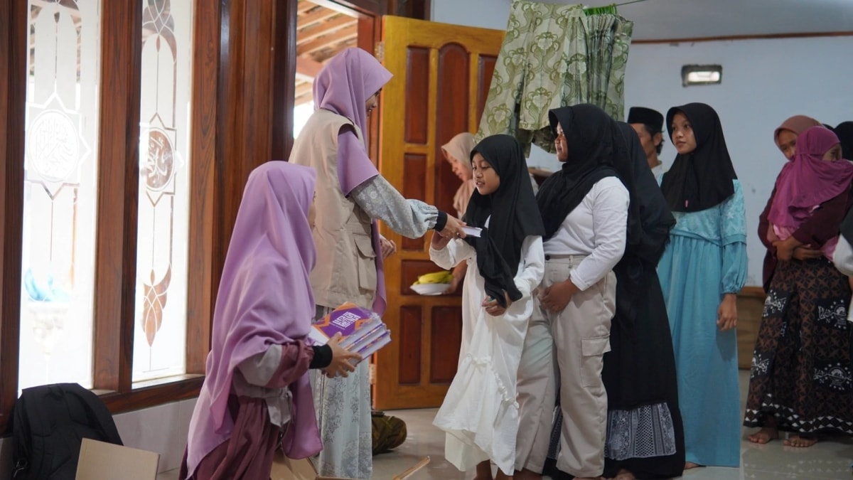 Pembagian wakaf al quran untuk para santri