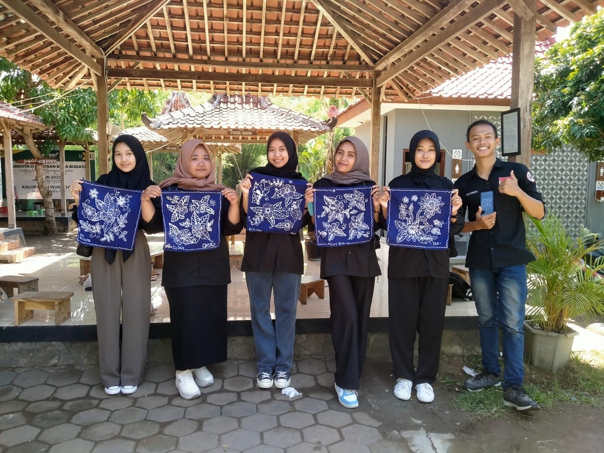 Seni Membatik Berkelanjutan: Metode Perebusan Bahan Pewarna Alami