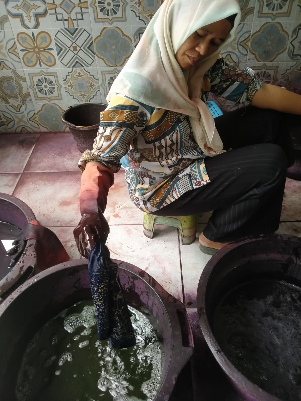 Proses pewarnaan batikd dengan larutan pewarna