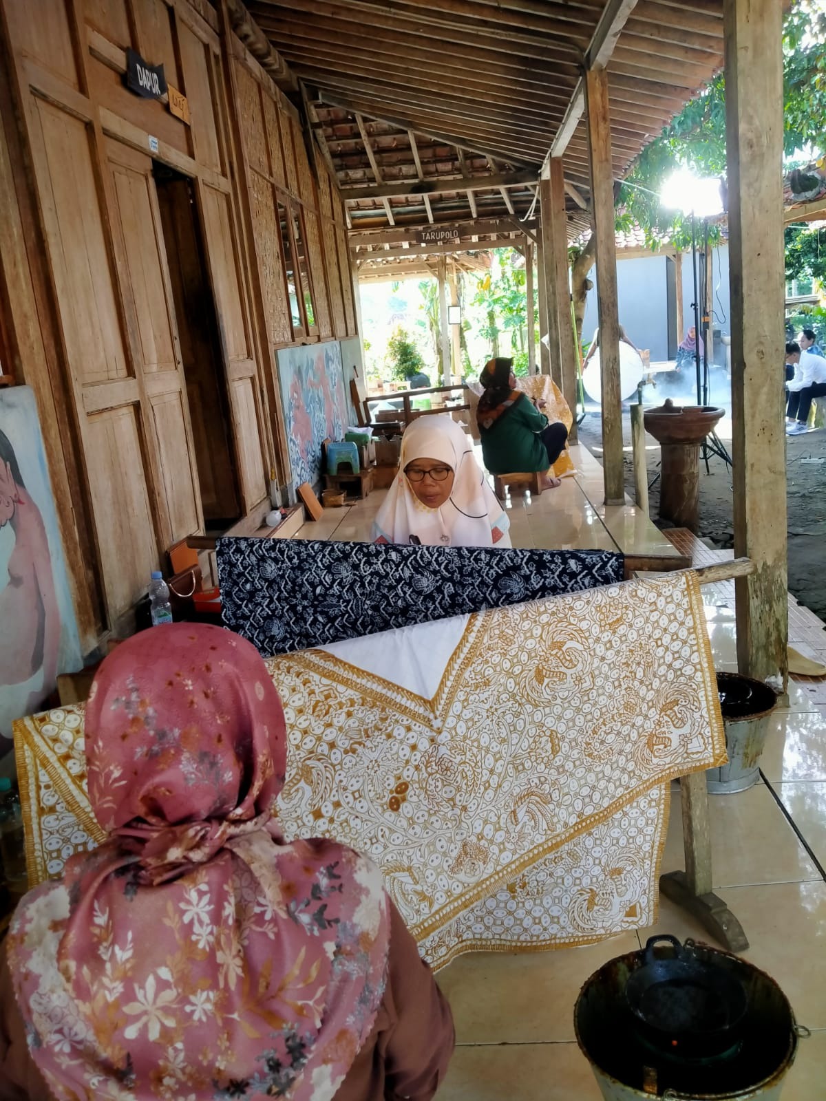 Mengungkap Keajaiban "Reverse Dying Process" dalam Batik Tulis Tradisional