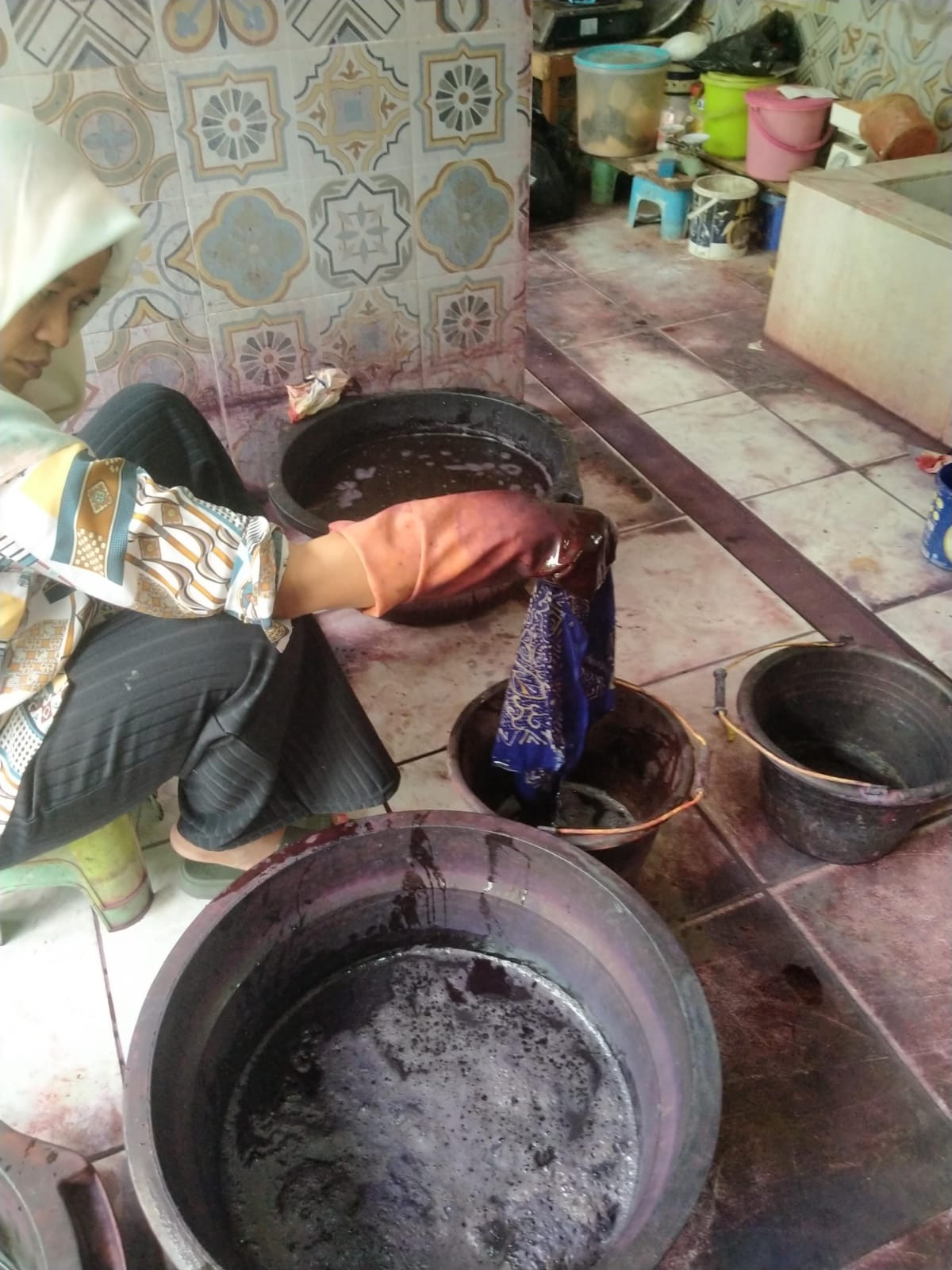 Proses pewarnaan batik