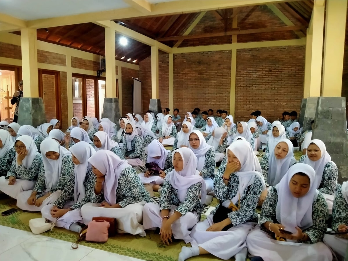 Suasana kunjungan studi belajar membatik