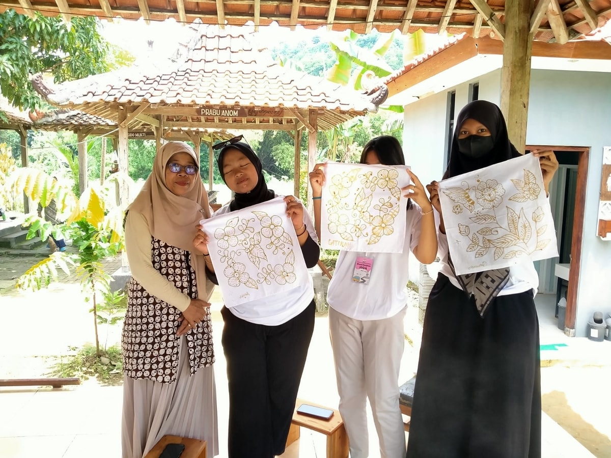 Para wisatawan yang menikmati paket belajar membatik