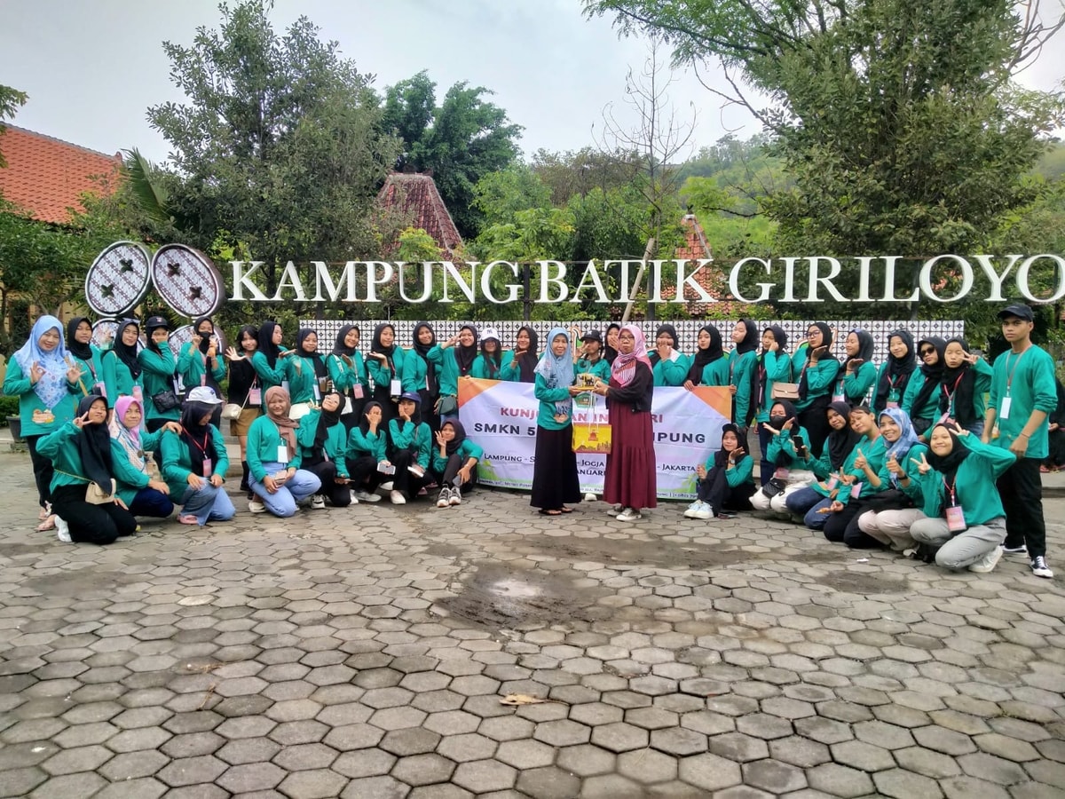 Kunjungan Industri di Kampung Batik Giriloyo