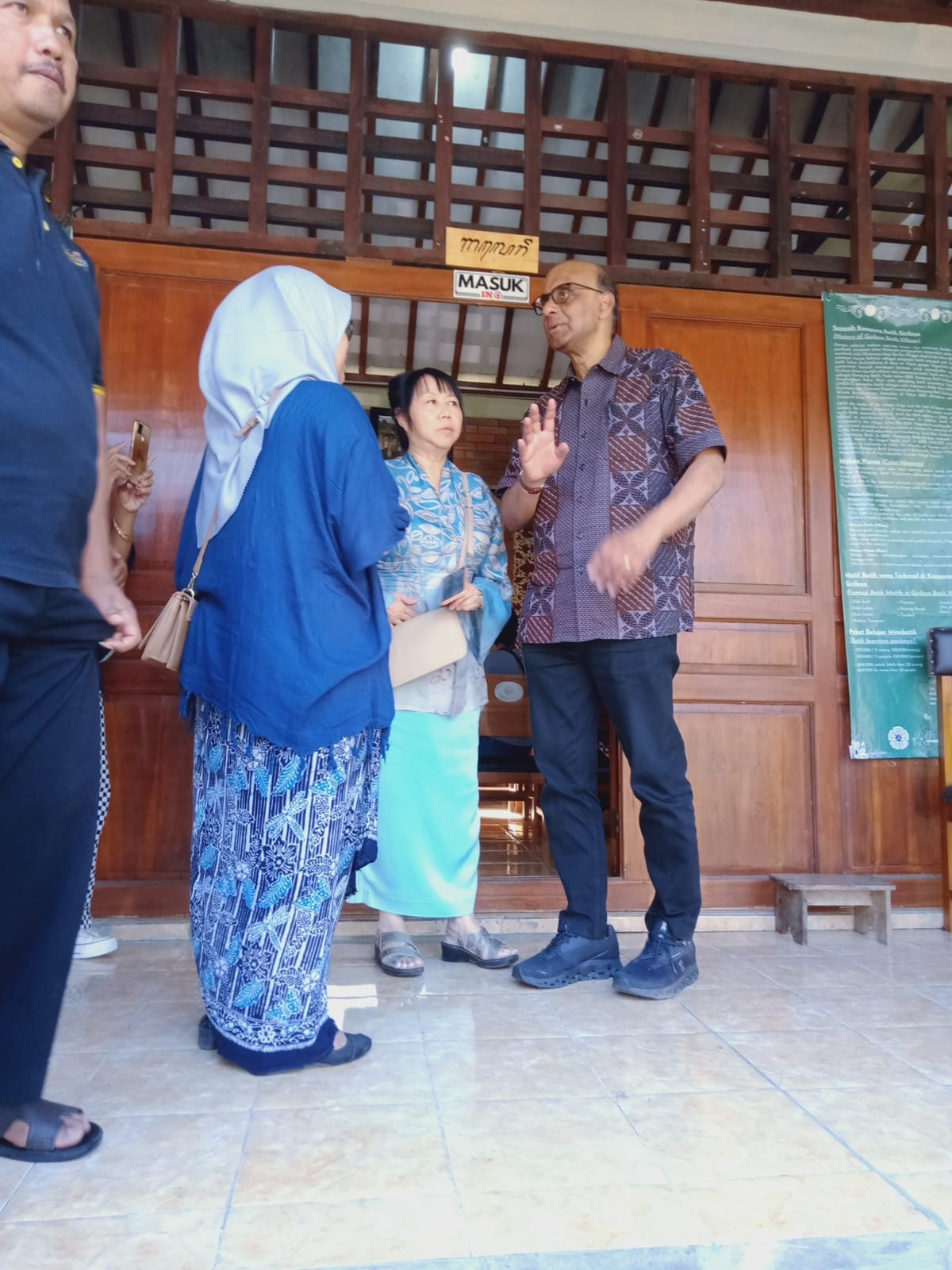 Interaksi hangat dengan para perajin batik dan menerima penjelasan mendetail tentang Kampung Batik Giriloyo
