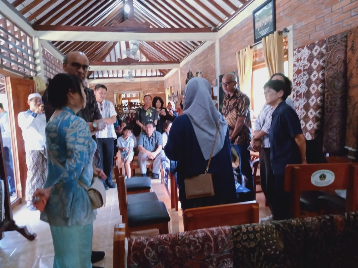 Ibu Negara Singapura mendengarkan dengan sangat antusias ketika diceritakan tentang bagaimana Kampung Batik Giriloyo lahir dan berkembang