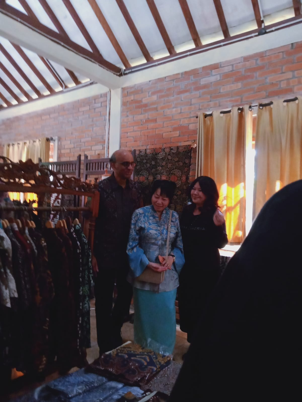 Presiden Singapura, Tharman Shanmugaratnam beserta Ibu Negara berkunjung ke Galeri Kampung Batik Giriloyo