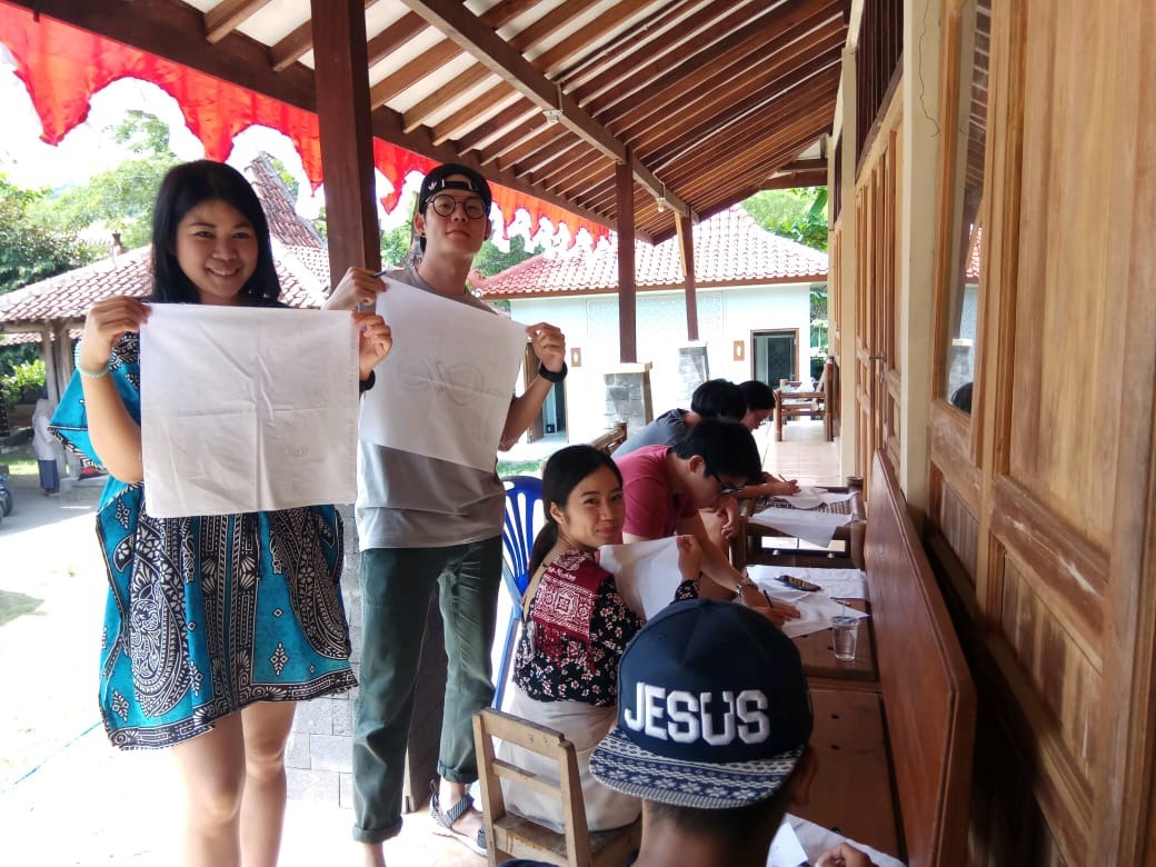 Sekelompok mahasiswa asal Thailand sedang mempersiapkan proses belajar batik. Mereka tengah mendesain batik ala mereka sendiri di Kampung Batik Giriloyo.