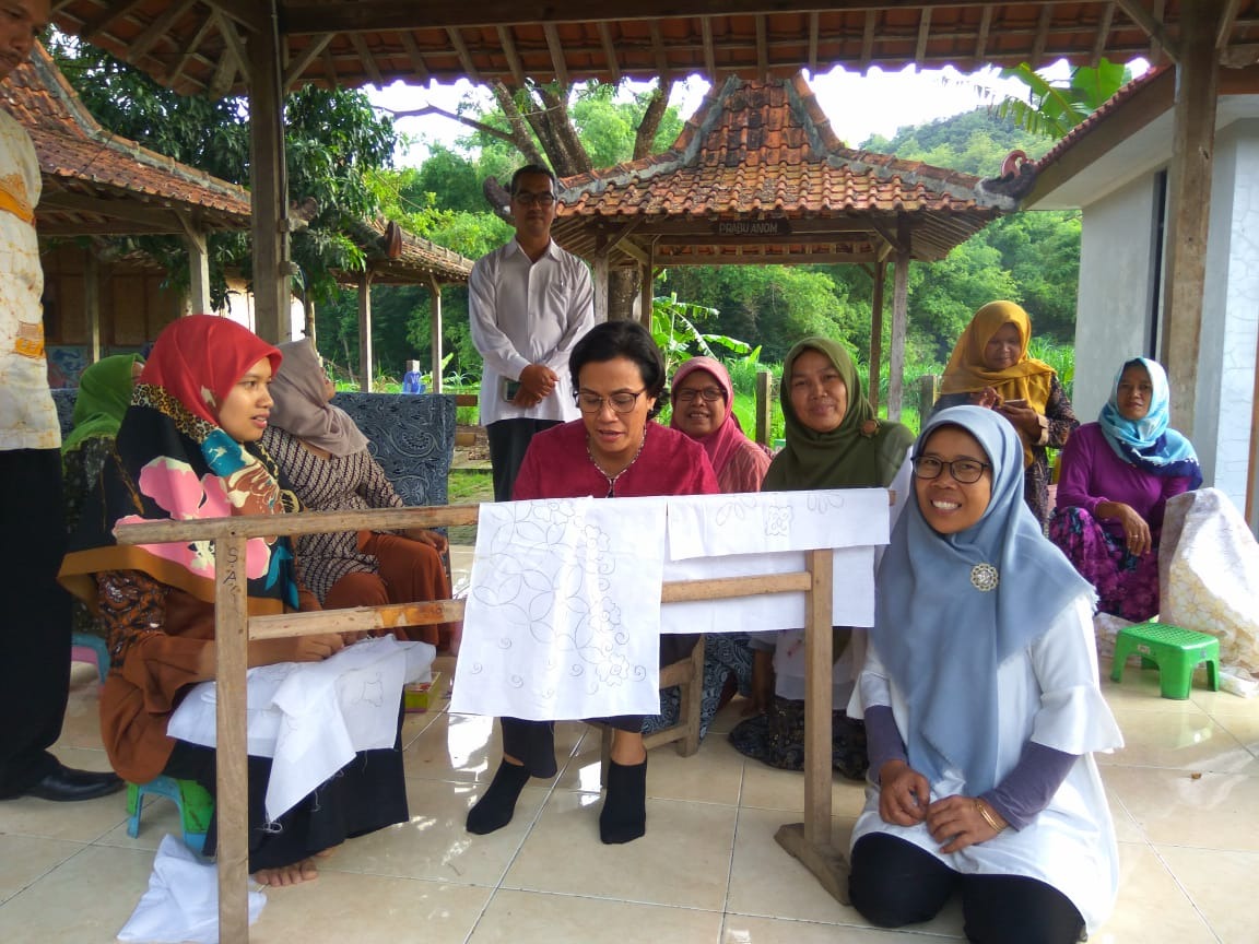 Ibu Sri Mulyani, Menteri Keuangan Indonesia, tengah menikmati belajar membatik didampingi oleh sejumlah perajin batik di Kampung Batik Giriloyo. Interaksi hangat diantara mereka menunjukkan betapa seni membatik telah mengalir dalam darah para wanita hebat ini.