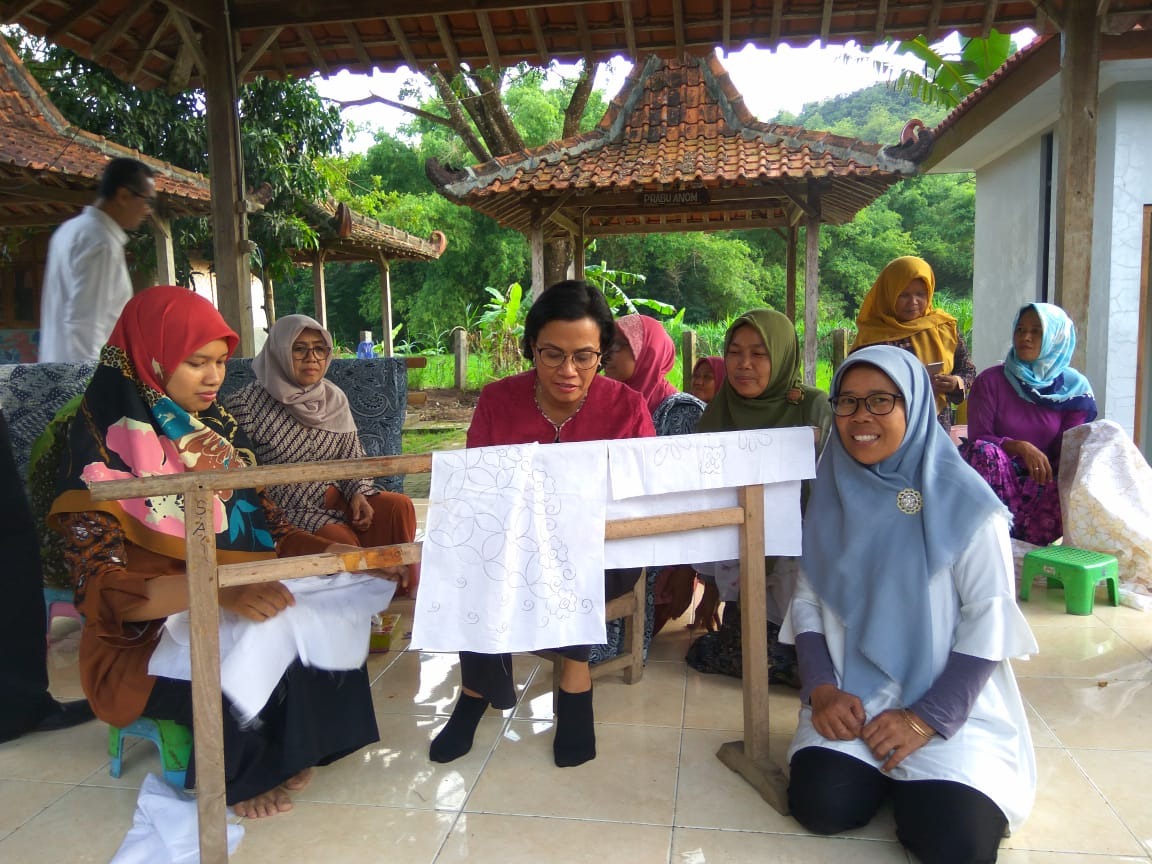 Membatik Bersama Ibu Menteri Keuangan: Sebuah Dialog Hangat di Kampung Batik Giriloyo