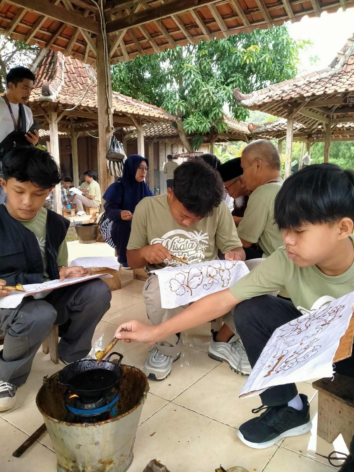 Sekelompok anak tengah mengikuti kegiatan Belajar Membatik di Kampung Batik Giriloyo