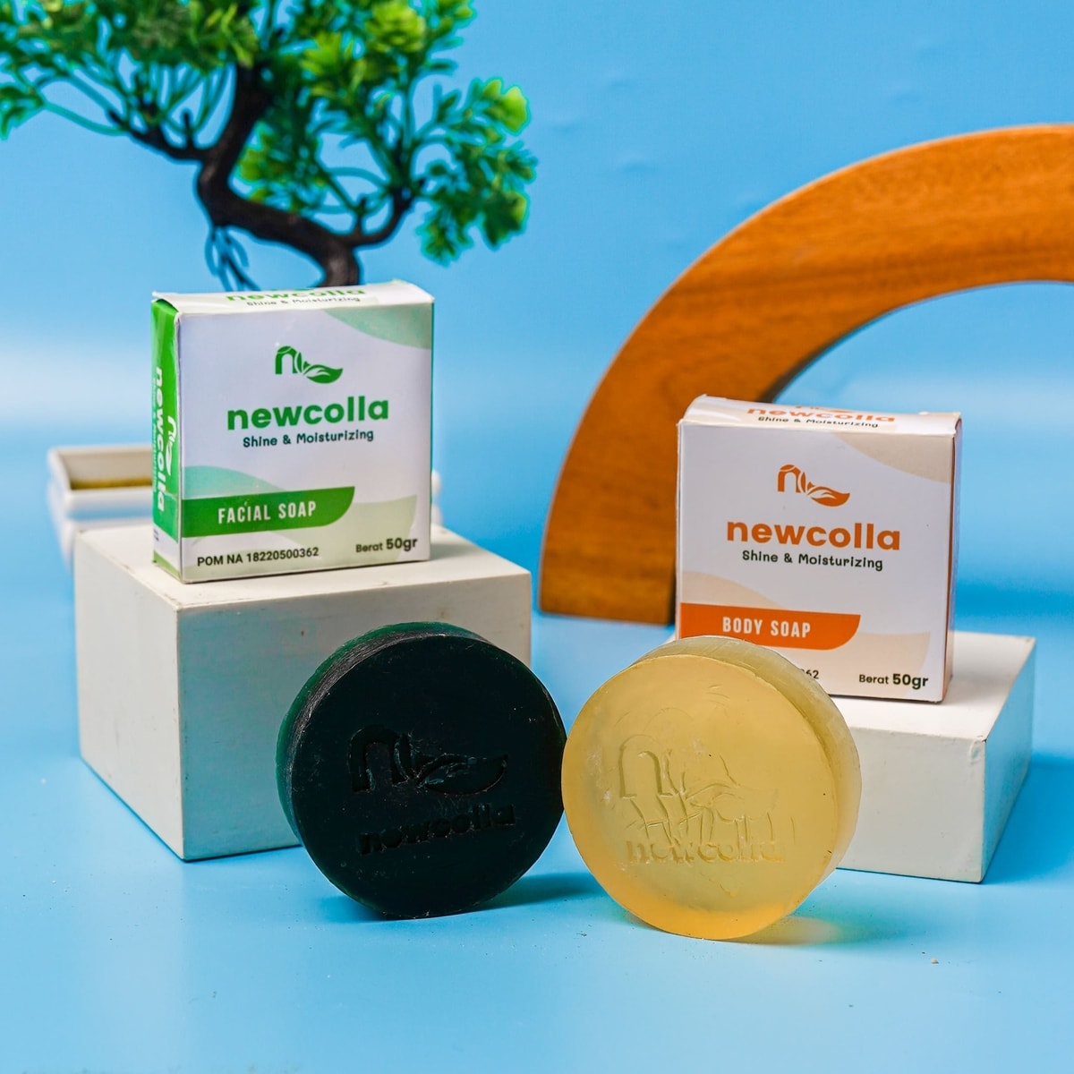 Sabun Newcolla mengandung minyak kelapa murni dan castor oil yang merangsang produksi kolagen.