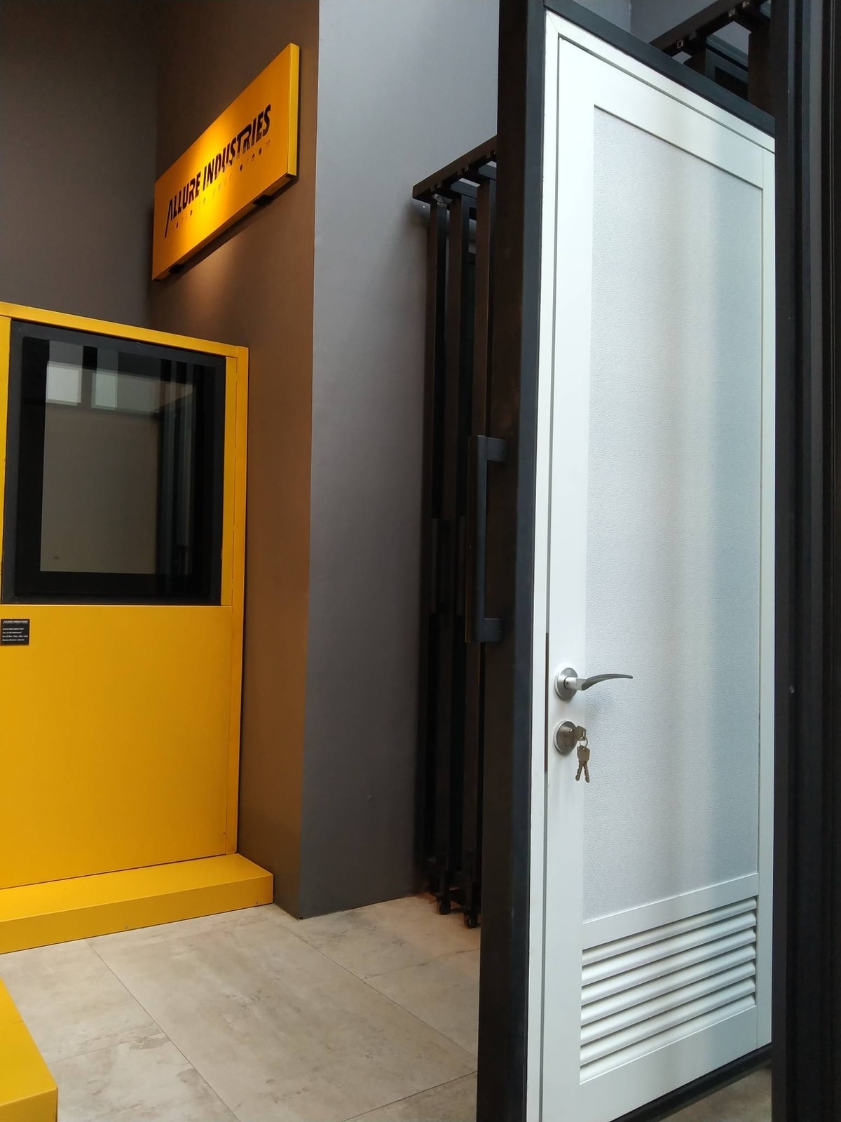 Pintu Kamar Mandi Aluminium Alphamax MAX-1: Desain Jalusi Modern untuk Sirkulasi Udara Maksimal