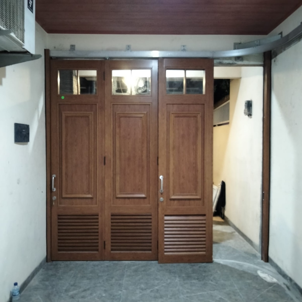 Garage Door Alphamax 4 Sash Wood Finished (Kaca Panes + Ornamen + Jaluzi)