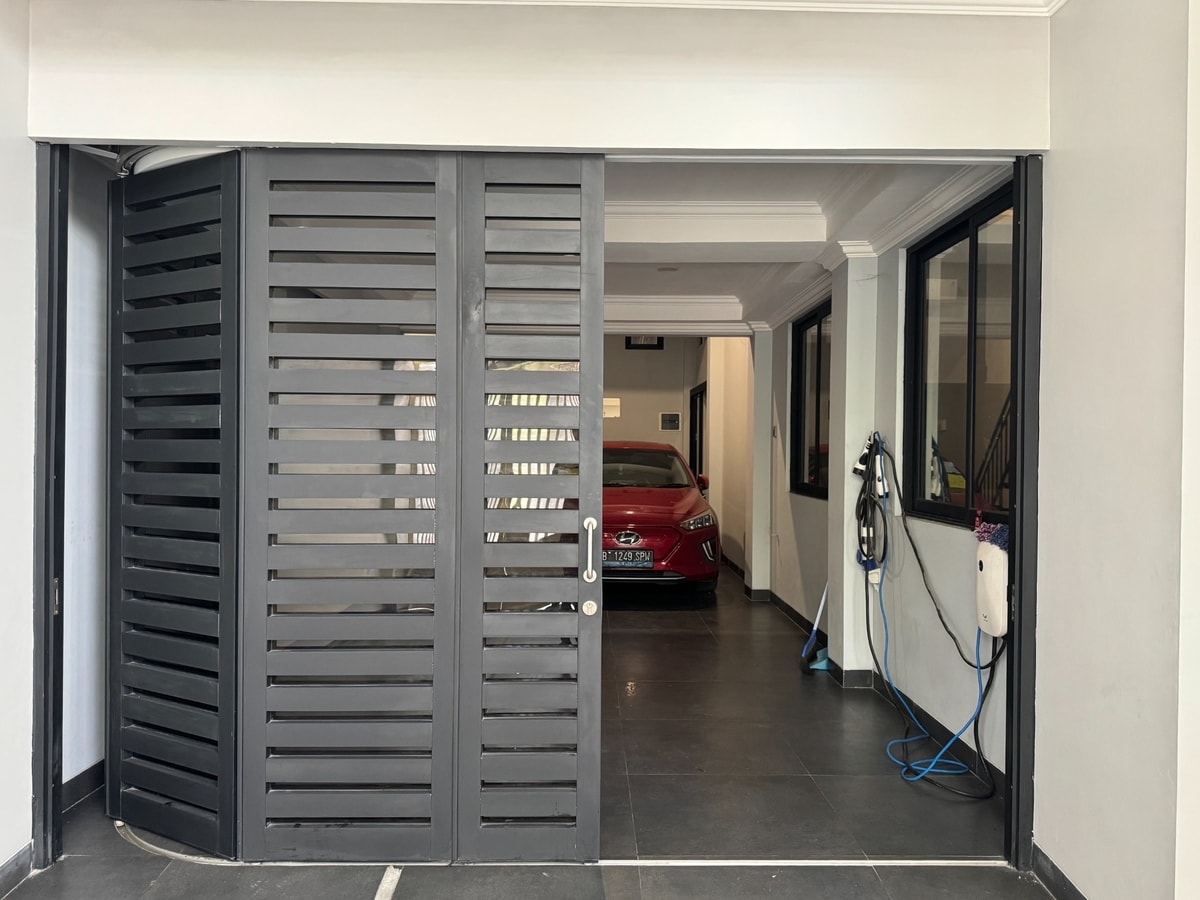 Pintu Garasi Alphamax: Solusi Pintu Garasi Aluminium yang Kuat & Estetis