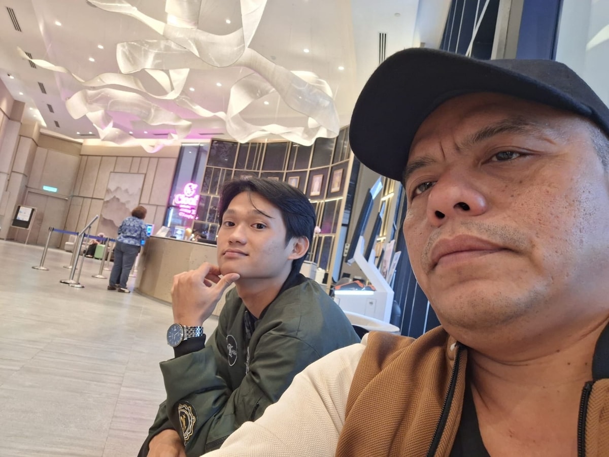 Adit dan saya di hotel Whyndam, Malaysia