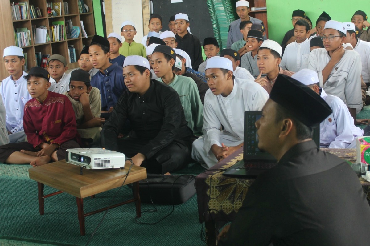Santri PPDM mendengarkan penjelasan Ustadz Adi dengan perhatian penuh (2024)