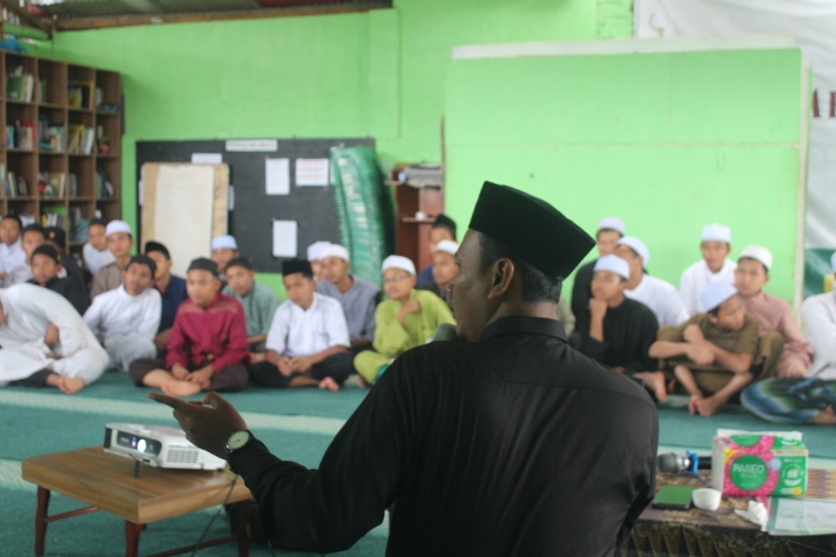Ustadz Adi memaparkan materi di depan santri PPDM (2024)