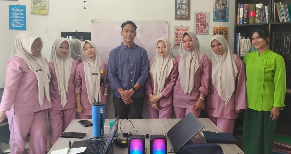 Foto bersama para siswi SMK Kesehatan Kaltara Tarakan