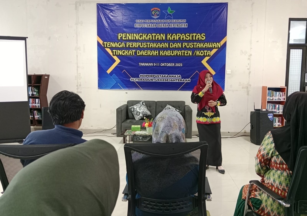 Sri Nuri Inayati selaku pemateri yang juga merupakan sekretaris Kelurahan Skip Kampung 1 Skip