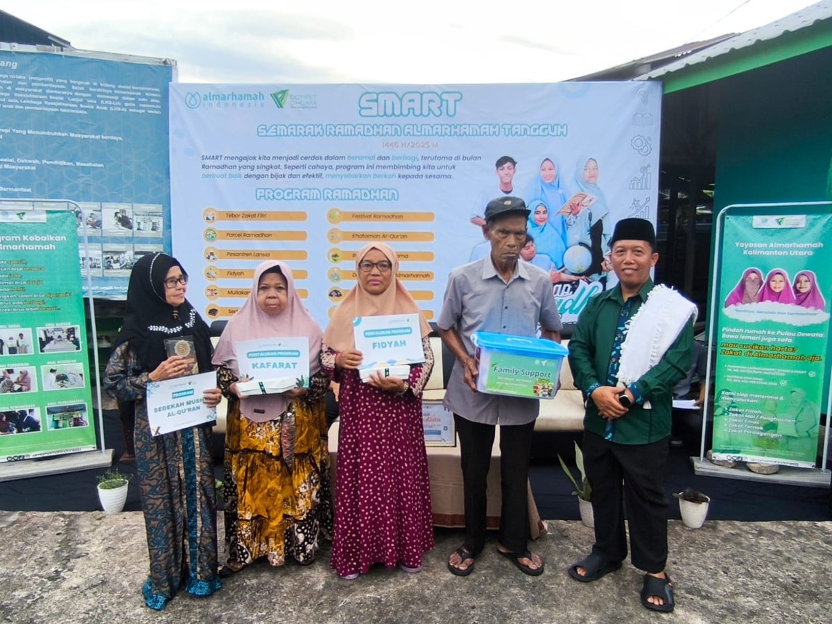 Simbolisasi penyerahan program-program Almarhamah kepad para penerima manfaat