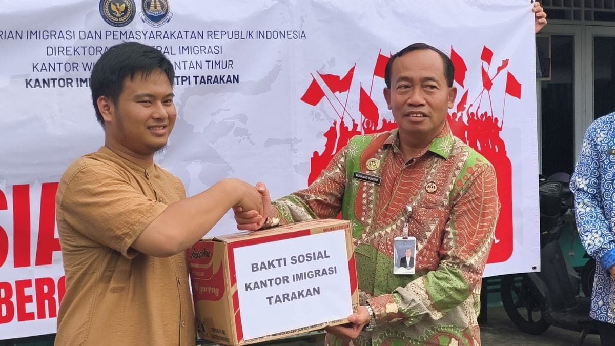 Penyerahan Bantuan oleh Kepala Kantor Imigrasi Tarakan kepada Pihak Almarhamah