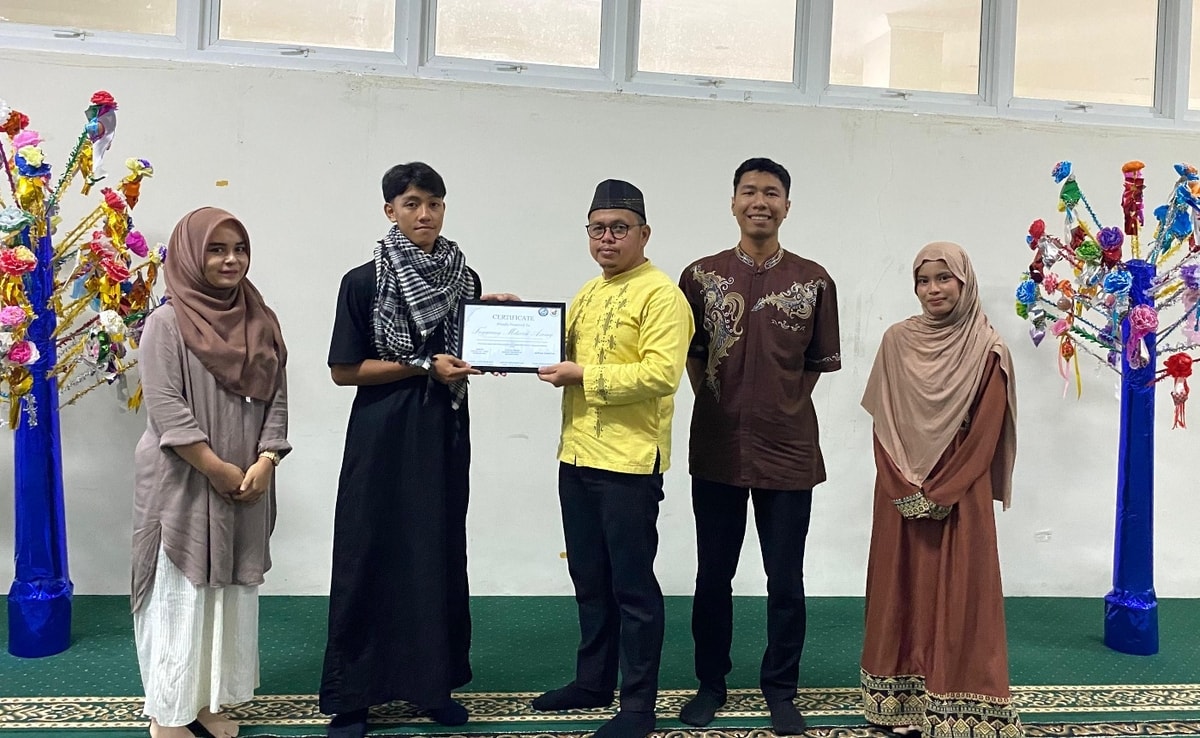 Penyerahan Sertifikat Penghargaan oleh Dekan Fakultas Ilmu Kesehatan UBT