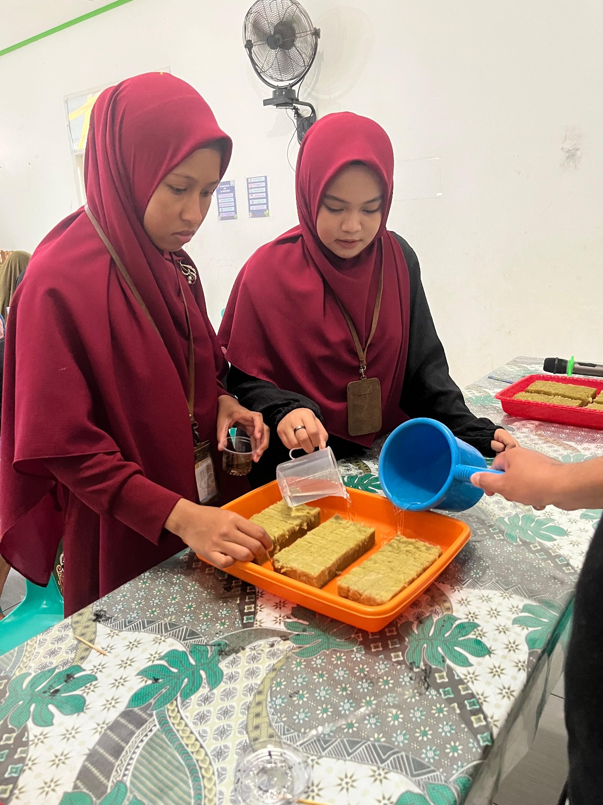 Pengurus Almarhamah dan Volunteer terlibat dalam kegiatan hidroponik