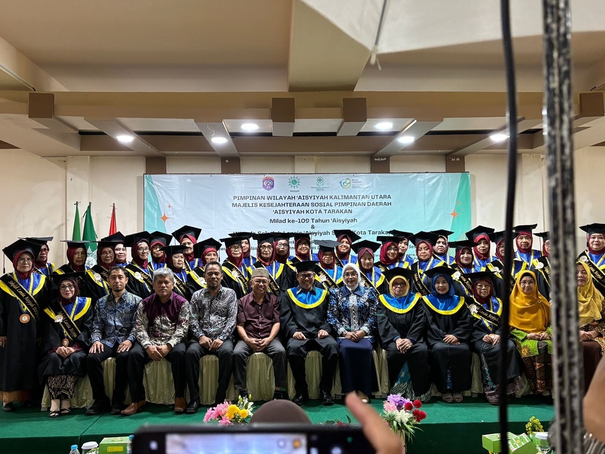 Lansia Terus Berkarya! Almarhamah Hadiri Wisuda Sekolah Lansia ’Aisyiyah