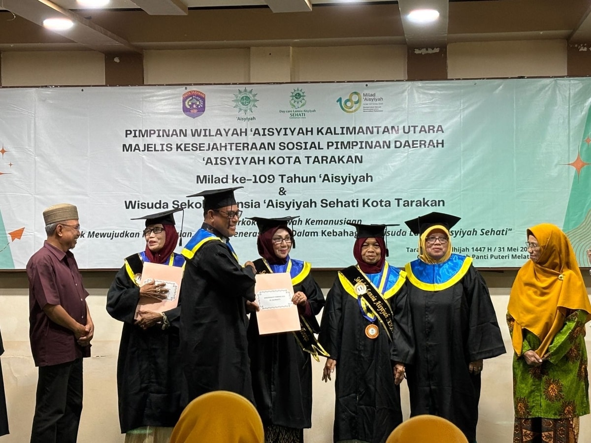 Pemberian penghargaan kepada peserta sekolah lansia oleh Bapak Wakil Walikota
