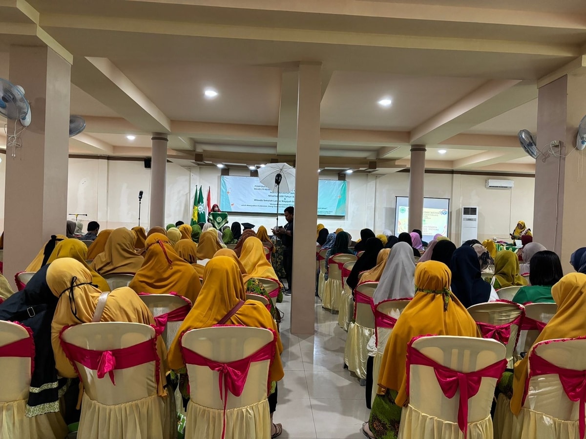 Kegiatan dihadiri oleh pengurus dan anggota ’Aisyiyah, para peserta Sekolah Lansia, serta perwakilan dari berbagai instansi dan organisasi kemasyarakatan