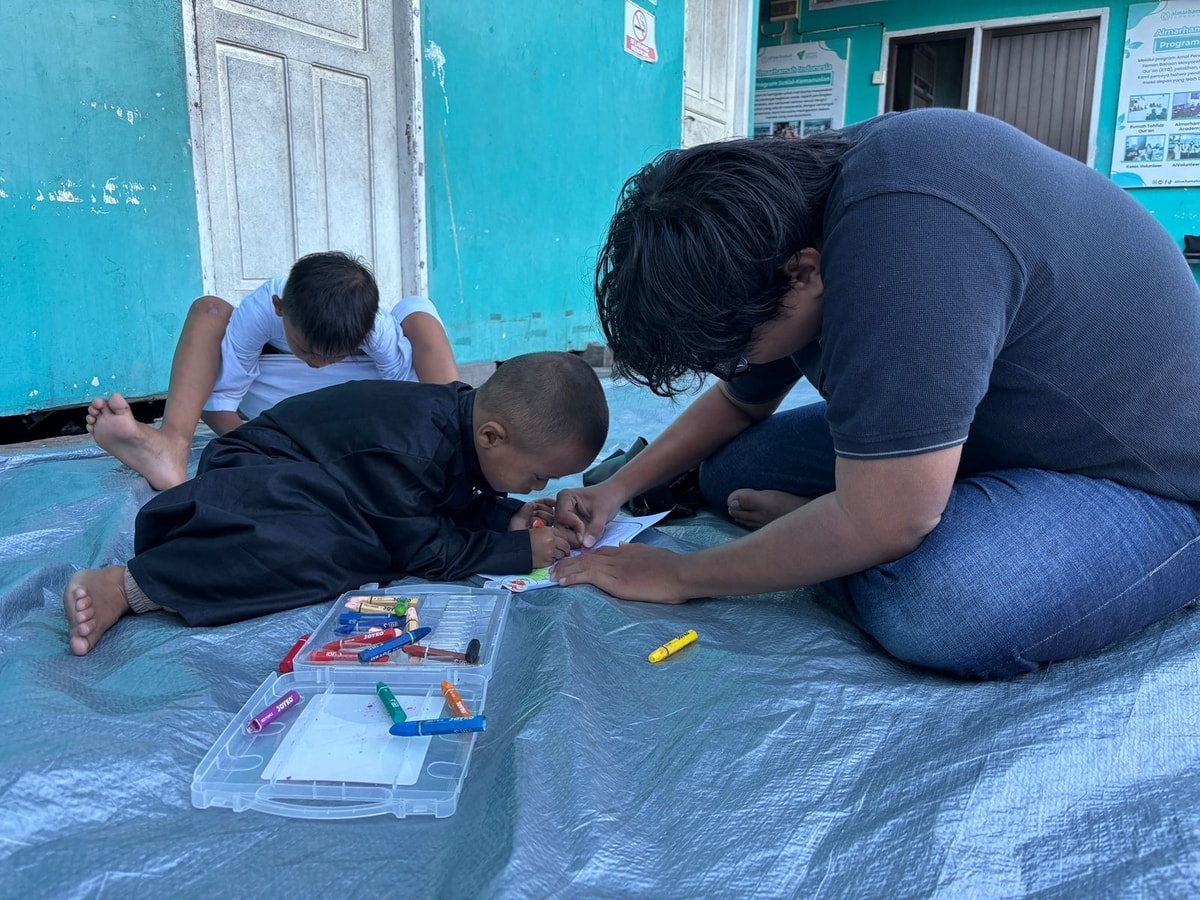 Kakak kakak volunteer mendampingi dan membantu para santri
