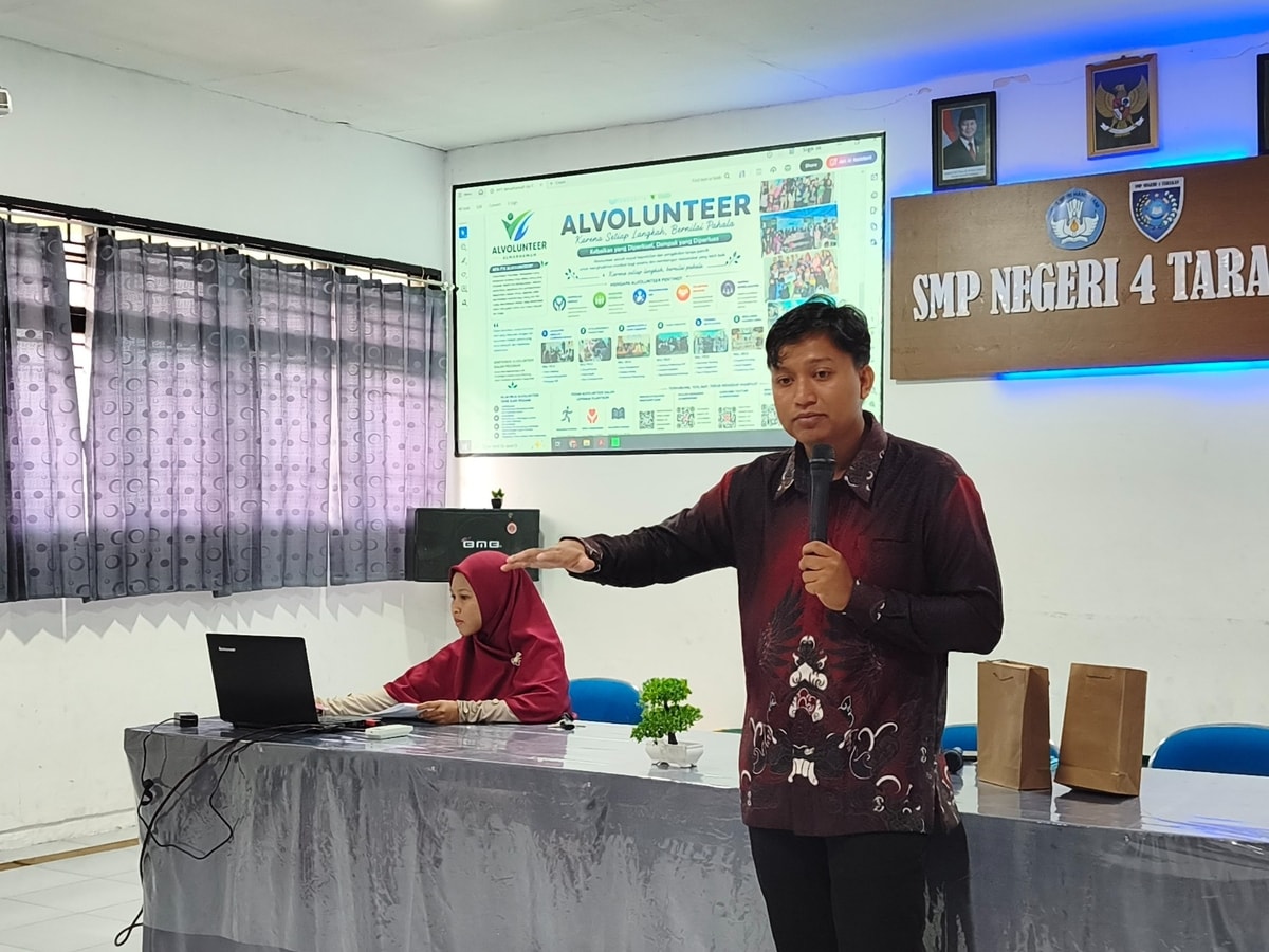 Bang Muammar menjelaskan apa itu Alvolunteer bagi para siswa dan siswi
