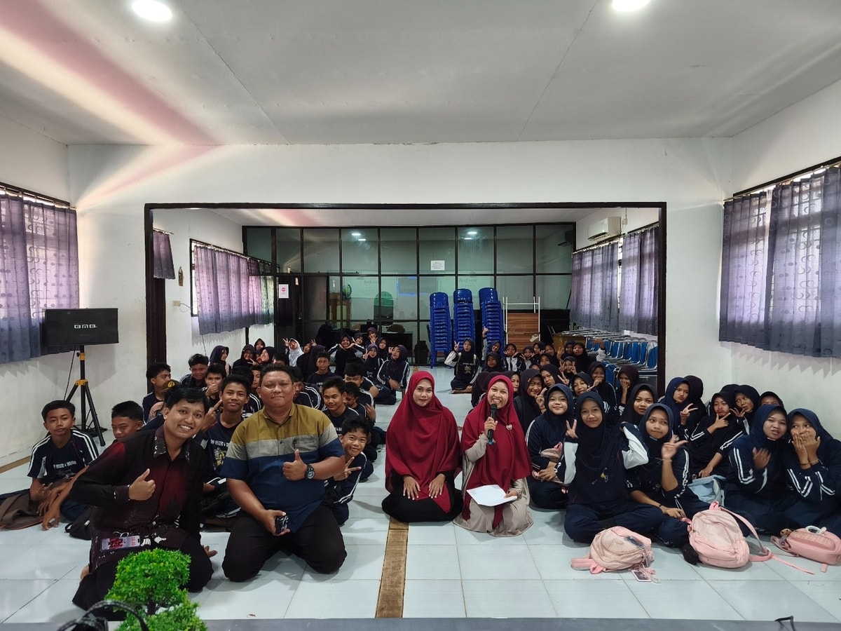 SMPN 4 Tarakan Jadi Tujuan! Almarhamah Go To School Ajak Siswa Jadi Generasi Peduli