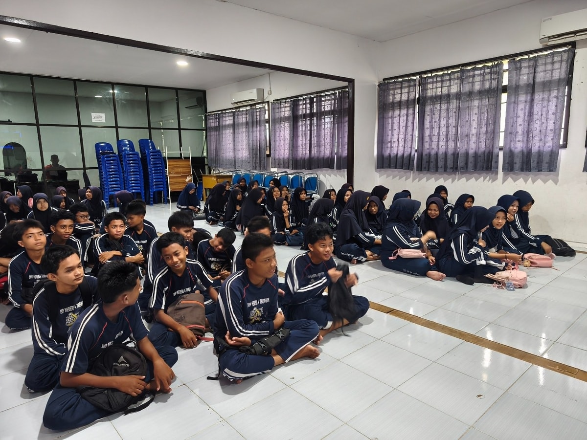 Para siswa dan siswi SMPN 4 Tarakan antusias mendengarkan