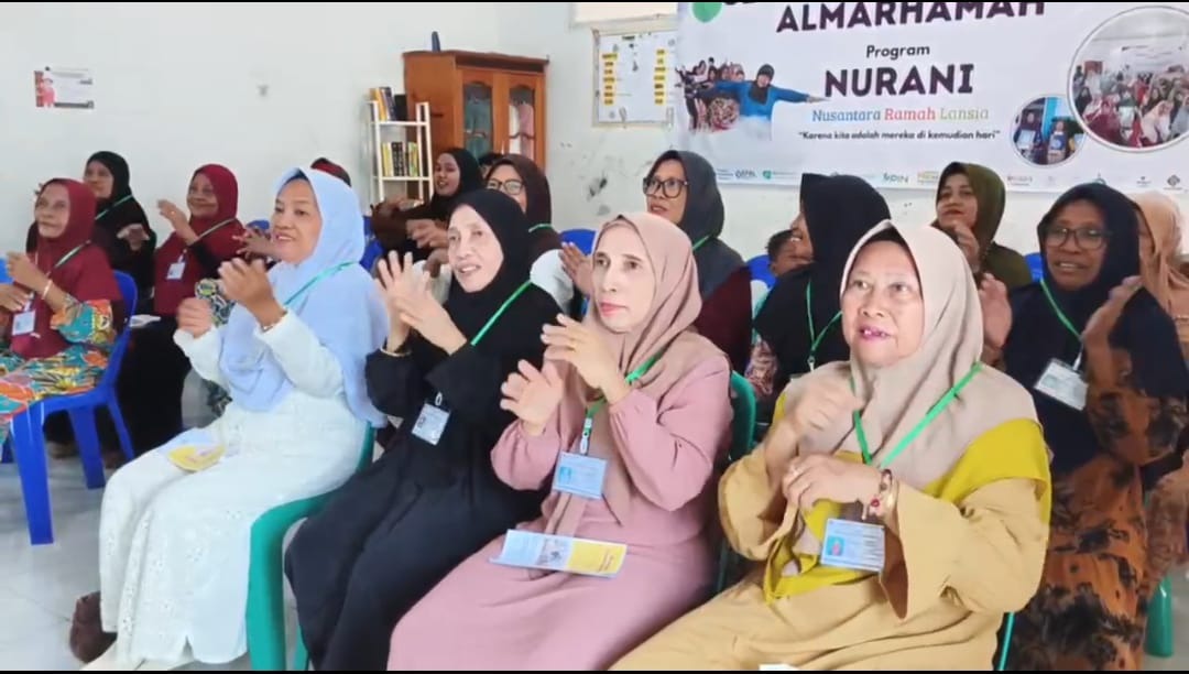Lansia menikmati kebahagiaan di sekolah lansia bersama teman-teman sebaya
