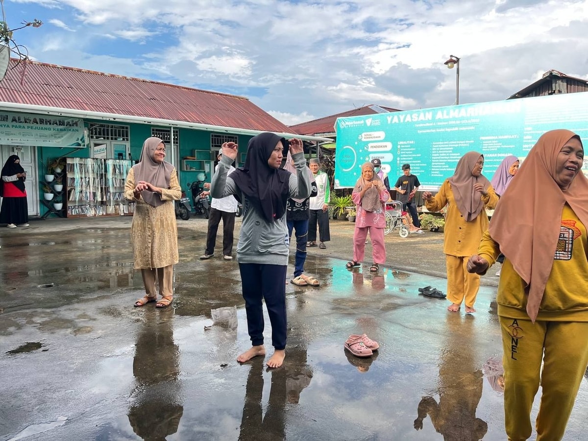 Para lansia dan ibu ibu antusias mengikuti gerakan senam