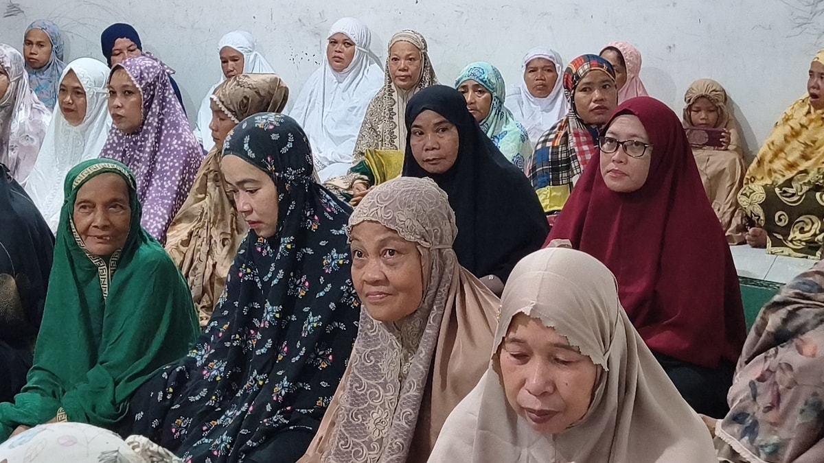 Para lansia dan ibu ibu jamaah fokus menyimak materi yang di sampaikan
