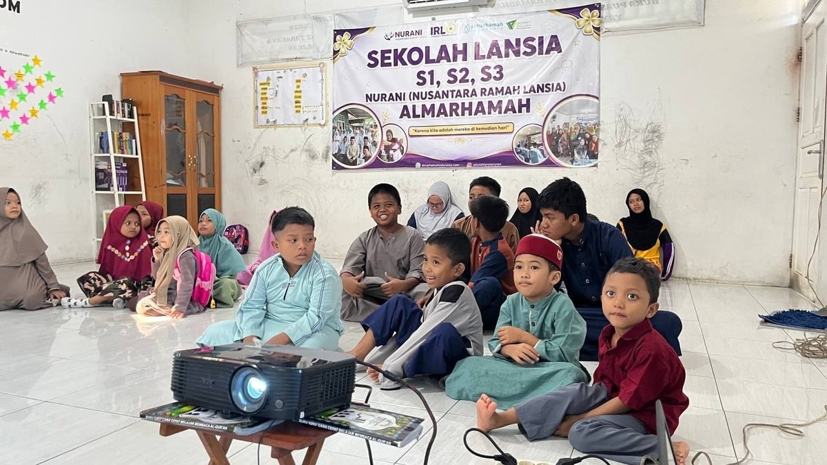 Para santri fokus mendengarkan penjelasan yang di berikan